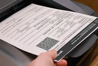 Despachante em Guarujá imprimindo documentos de registro veicular.